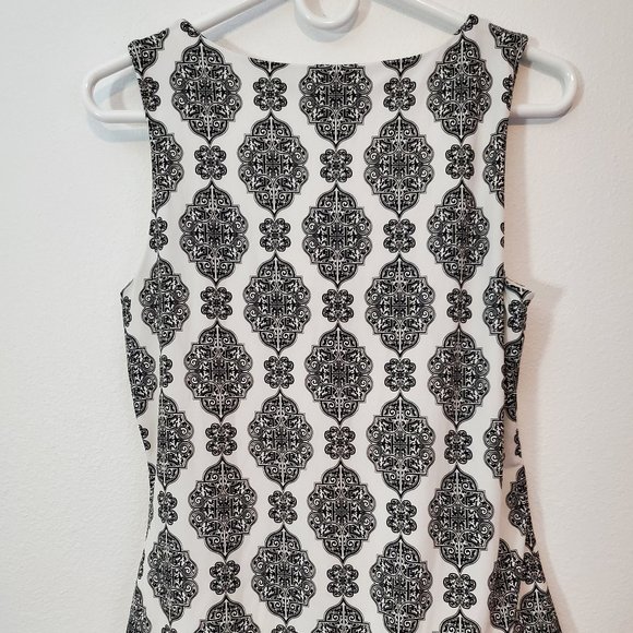 White House Black market (Black and white Pattern Top) - Picture 2 of 3